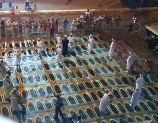 برلماني من “البام” يستعمل زرابي مسجد في مهرجان لجمعيته بالرباط (صور)