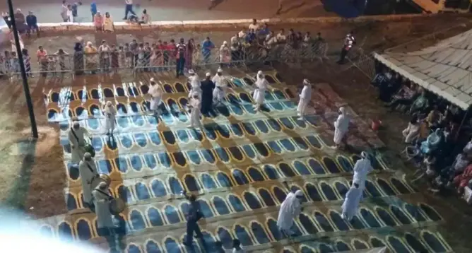 برلماني من “البام” يستعمل زرابي مسجد في مهرجان لجمعيته بالرباط (صور)