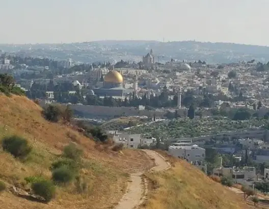 آلاف الفلسطينيين يؤدون صلاة العيد برحاب المسجد الأقصى