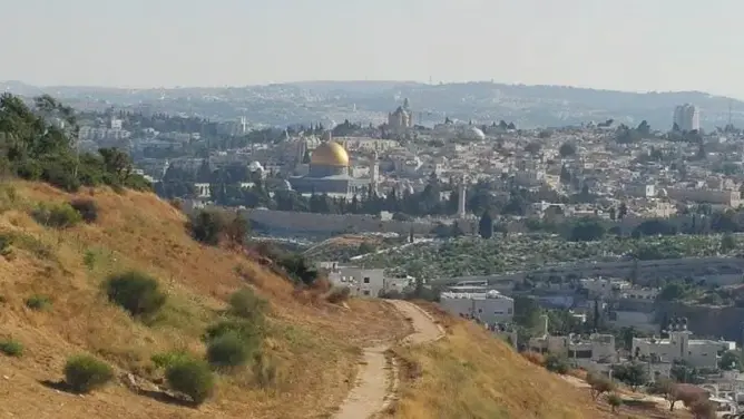 آلاف الفلسطينيين يؤدون صلاة العيد برحاب المسجد الأقصى