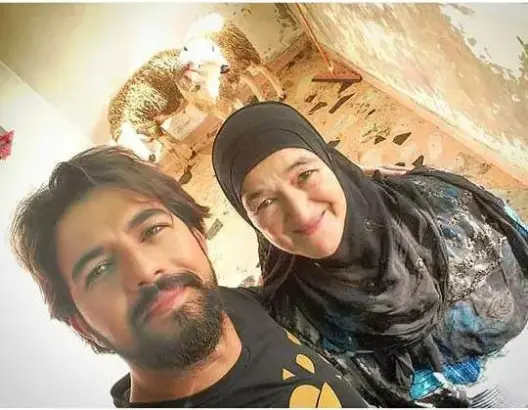مشاهير مغاربة ينقلون أجواء العيد مع عائلاتهم عبر صور سيلفي (صور)