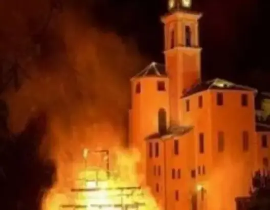 مغربي يحرق كنيسة بإسبانيا “تقربا” من الله
