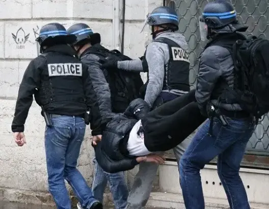 فرنسا تعتقل صبيا بتهمة “تخطيطه لهجوم على باريس”