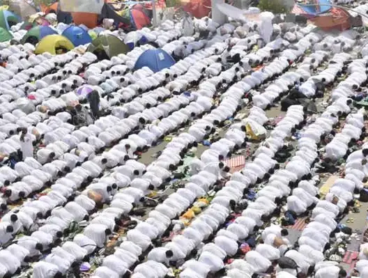 الحجاج يؤدون صلاتي الظهر والعصر بعرفات
