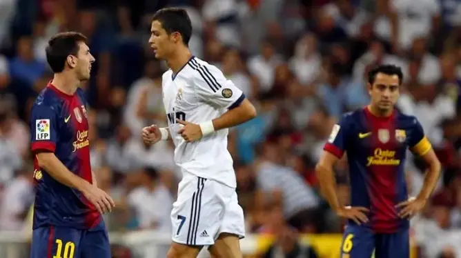 تشافي: مشكلة رونالدو أنه لاعب في “زمن ميسي”