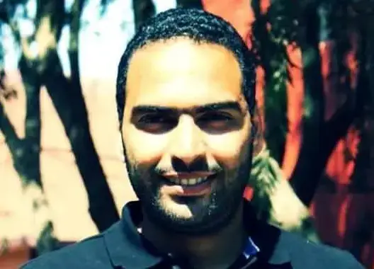 صمت الأسود وحكايات القردة