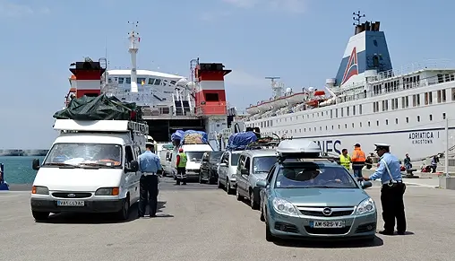 نحو مليون من مغاربة العالم عبروا ميناء طنجة هذا الصيف