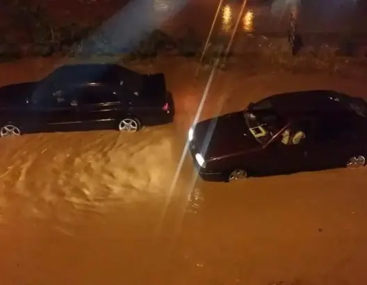 دقائق من الأمطار تغرق أحياءً بمكناس والمياه تتدفق للمنازل (صور)
