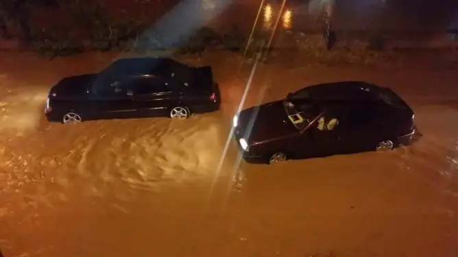 دقائق من الأمطار تغرق أحياءً بمكناس والمياه تتدفق للمنازل (صور)