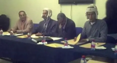 طريف.. مستشاران يرتديان الخوذة خوفا من تعنيف رئيس جماعة