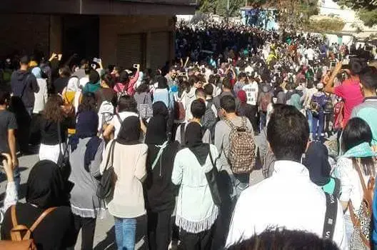 تلاميذ بالحسيمة يقاطعون الدراسة ويحتجون تضامنا مع محسن