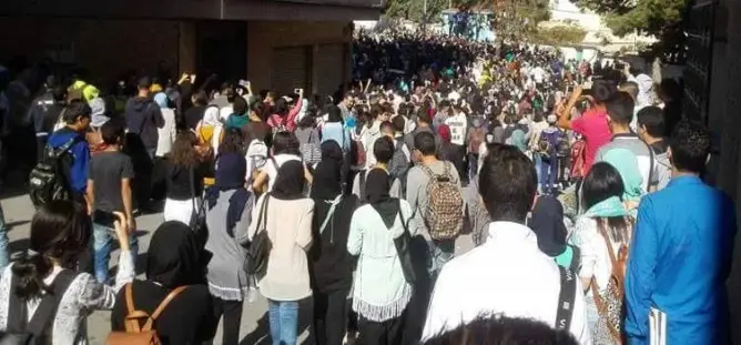 تلاميذ بالحسيمة يقاطعون الدراسة ويحتجون تضامنا مع محسن