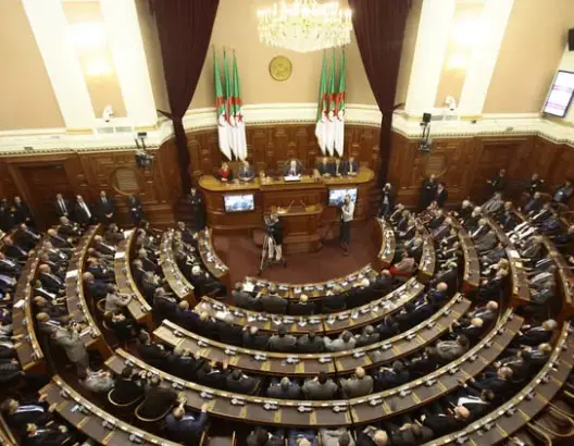 تغييرات في الحزب الحاكم بالجزائر استعدادا للانتخابات