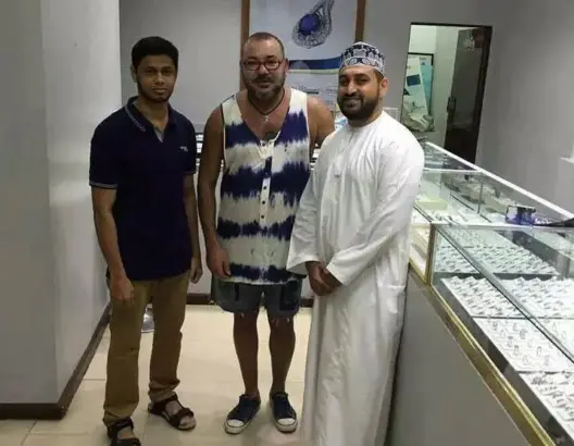 الملك يظهر بـ”لوك صيفي” بإحدى متاجر الحلي بزنجبار (صور)