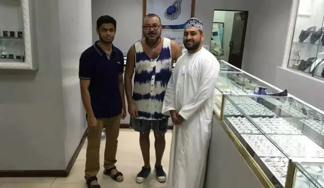 الملك يظهر بـ”لوك صيفي” بإحدى متاجر الحلي بزنجبار (صور)