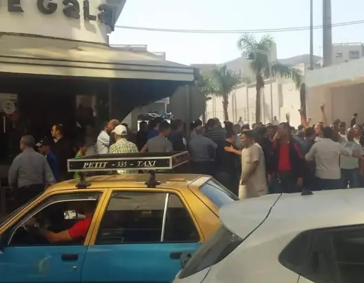سائقو الأجرة  بالحسيمة  يحتجون تنديدا بمقتل بائع السمك