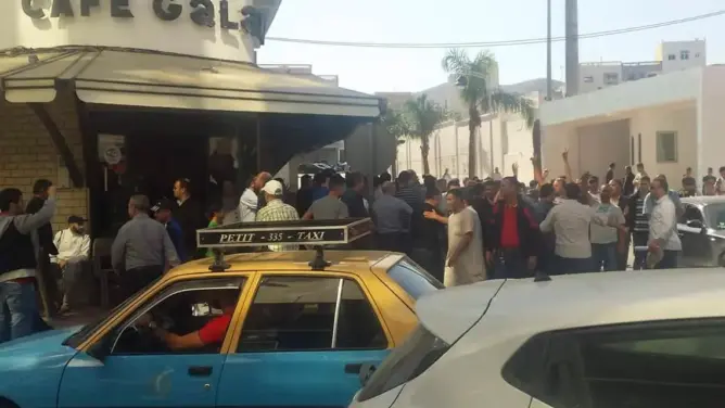 سائقو الأجرة  بالحسيمة  يحتجون تنديدا بمقتل بائع السمك