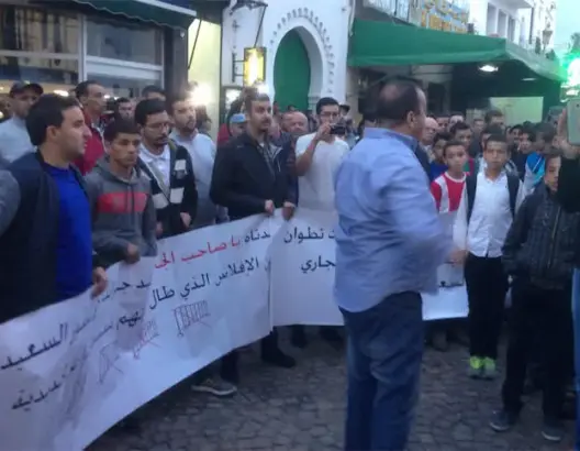 تجار بتطوان يحتجون ضد حواجز القصر الملكي (صور)