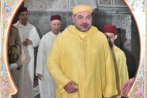 الملك يؤدي صلاة الجمعة بمسجد “الشورى” بزنجبار