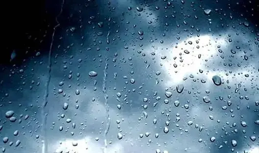 سحب كثيفة مع قطرات مطرية متفرقة اليوم الخميس