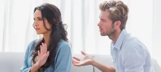 هل الحديث إلى النساء الجذّابات يجعل الرجال أكثر غباءً؟