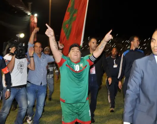 مباراة استعراضية بالعيون تجمع نجوم العالم وإفريقيا القدامى
