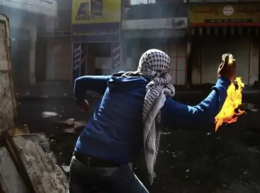 فلسطينيون يستهدفون مركبة عسكرية “إسرائيلية” بقنبلة