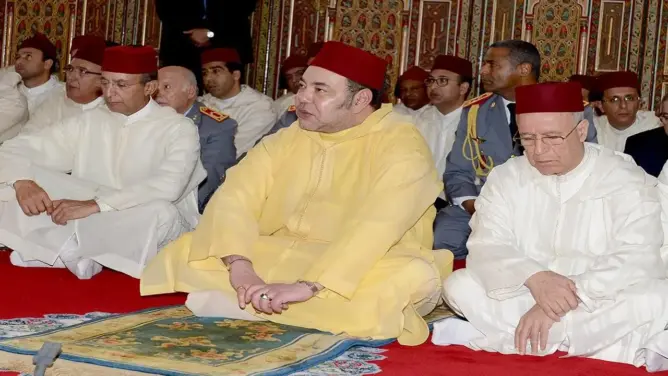 الملك يؤدي صلاة الجمعة بمسجد “الإيمان” بالبيضاء
