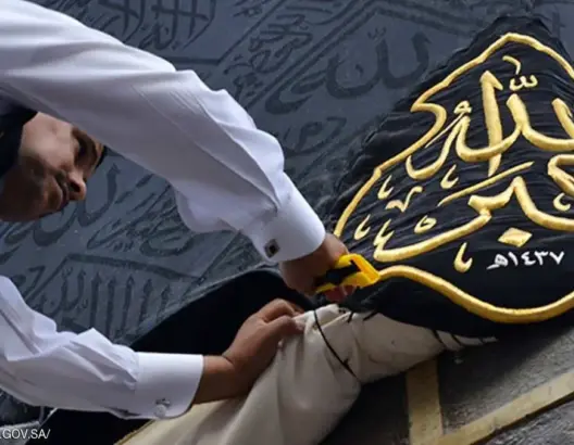 إسدال ستار الكعبة.. وشريط مذهب جديد للركن اليماني
