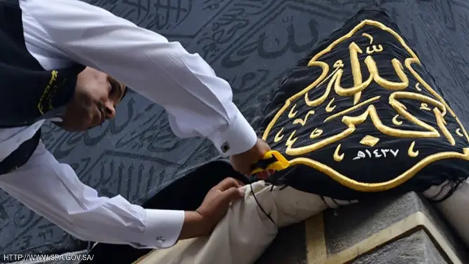 إسدال ستار الكعبة.. وشريط مذهب جديد للركن اليماني