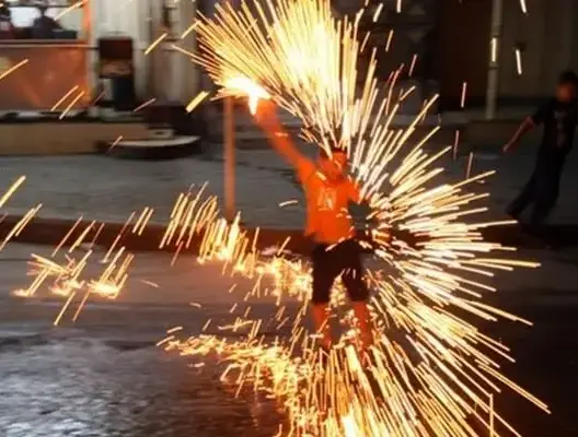 بيع المفرقعات بسوق “الكزا” بالرباط علانية وإقبال للمراهقين