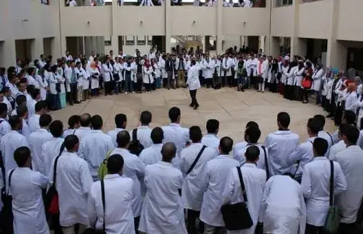 الأساتذة المتدربون يهددون بالانسحاب من الأقسام بسبب المنح