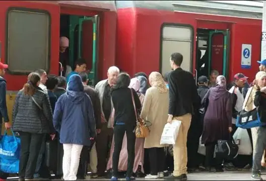احتجاج سيدة بمحطة القطار بسبب تأخيرها عن موعد الطائرة