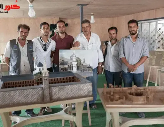 لاجئون سوريون يصممون نماذج مصغرة لمعالم تاريخية دمرها النظام