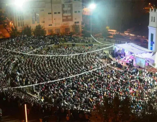 آلاف التطوانيين يستقبلون ابن كيران ويطالبون بـ”ولاية ثانية”