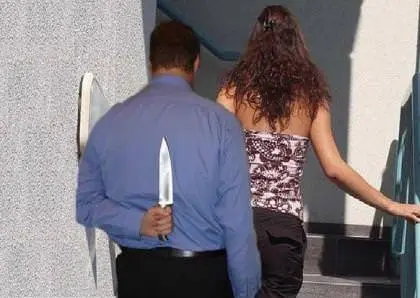 شخص يقتل زوجته بالبيضاء ويوجه طعنات لبطنه