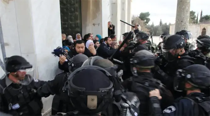 قوات الاحتلال تهاجم المصلين في بلدة نعلين