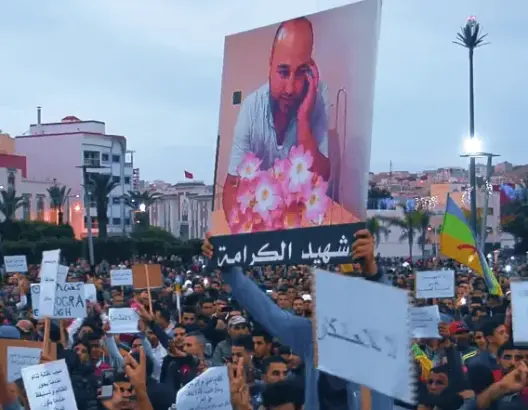 متظاهرون يواصلون الاحتجاج بالحسيمة ويرفعون 21 مطلبا للدولة (صور)