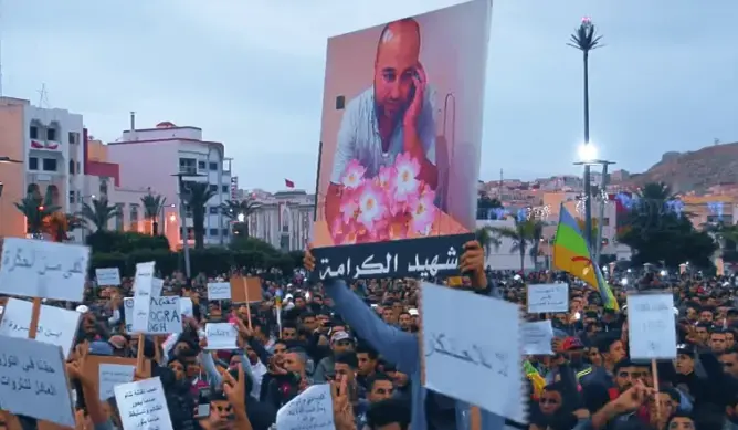 متظاهرون يواصلون الاحتجاج بالحسيمة ويرفعون 21 مطلبا للدولة (صور)