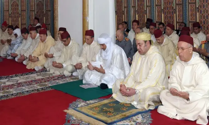 الملك يؤدي صلاة الجمعة بمسجد الكتبية بمراكش