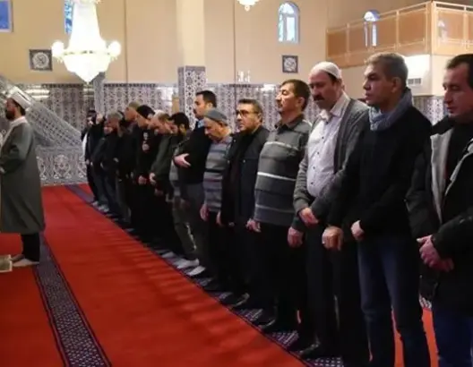 كيف يؤدي مسلمو إسكندنافيا 4 صلوات في ساعتين؟