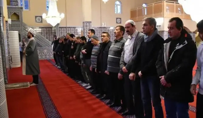كيف يؤدي مسلمو إسكندنافيا 4 صلوات في ساعتين؟