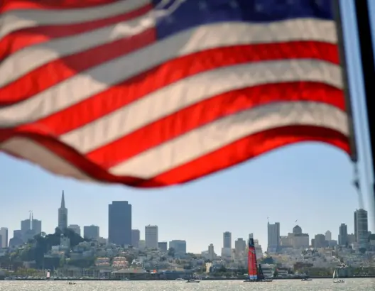 الدب الأمريكي “تيدي” يعشق طبيعة إفريقيا