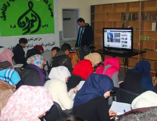 نشطاء “العمران” بمكناس يناقشون قواعد الصحافة (صور)