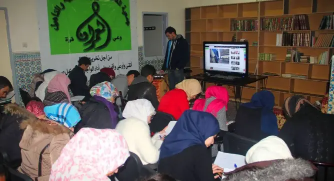 نشطاء “العمران” بمكناس يناقشون قواعد الصحافة (صور)