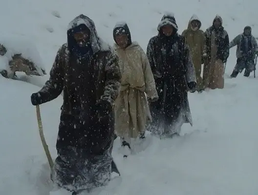 سكان دوار بتينغير يحملون مريضة 4 كيلومترات على أكتافهم