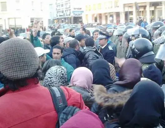 إصابة معطل في تدخل أمني ضد مسيرة احتجاجية بالرباط (صور)