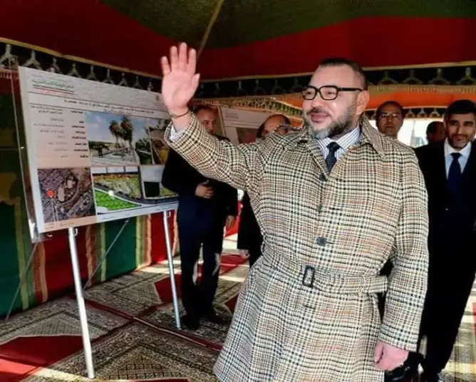 تعرف على تكلفة المعطف الذي ارتداه الملك (صورة)