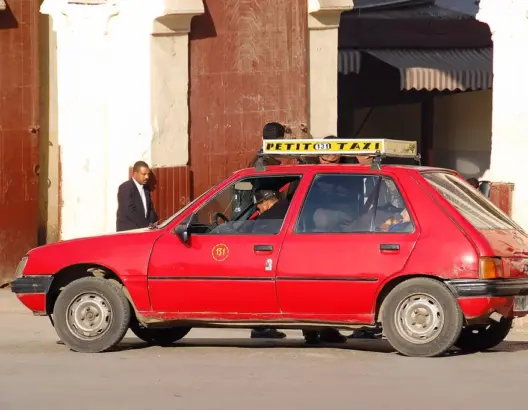 مهنيون يتهمون مسؤولين بتزويد أثرياء مدينة فاس بـ “لاكريمات”