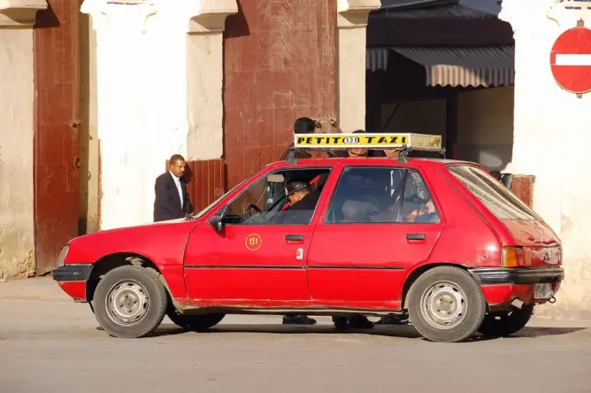 مهنيون يتهمون مسؤولين بتزويد أثرياء مدينة فاس بـ “لاكريمات”